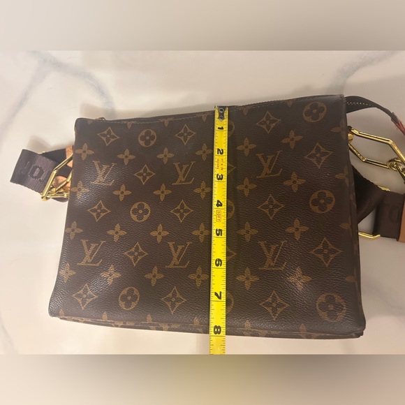 Designer Inspired Crossbody - Picture 3 of 6